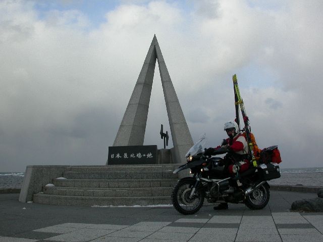 2004年元旦宗谷岬にて日本最北端の碑の前でバイクに乗っていつもの記念撮影をしている写真