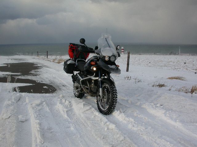 2004年元日に宗谷岬から宗谷丘陵に続く道にたたずむバイクの写真