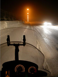 路肩に停めたバイクからとった凍結した橋の写真図