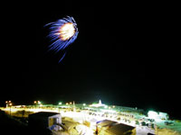 まだ眠る2005年元旦の宗谷岬公園に咲いた大輪の青い火花