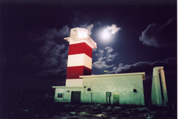 人々が寝静まった後、夜空を照らす役目の月とその仲間の灯台が密会している写真