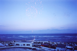 2007年元旦宗谷岬で日の出の瞬間に打ち上げられる花火の写真
