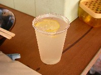レモンが一切れ浮いたレモン水の写真