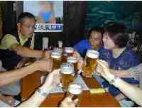 北海道難病センターから歩いて３分のところに有る居酒屋で、生ビールのジョッキで乾杯しています。