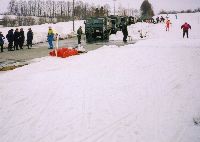 コース脇の最終回収地点に終結する自衛隊の輸送トラックと隊員の写真