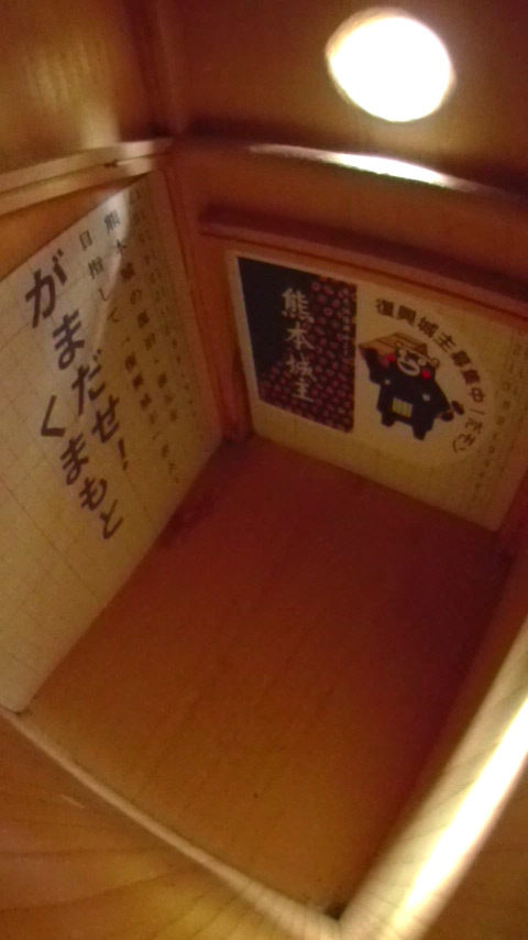 助けを求める小鳥の叫び声が響く空の巣箱の写真