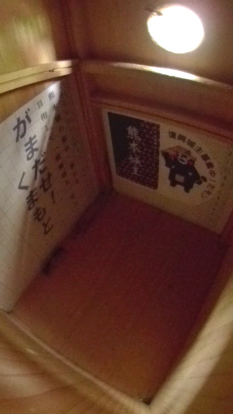 巣穴から巣箱に入るハチの写真