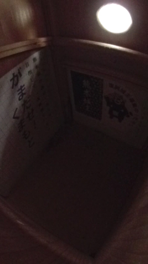 �V�W���E�J�������}�K�����S�W���E�J�����R�K���̂����ꂩ�̏����������̉����̏�Ńq�}������H�ׂĂ���˂��˂�����������̑����̎ʐ^