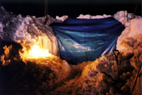 ビニールシートで覆われた雪の住居入り口の写真