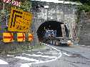 とても狭いトンネルに、大型ｼ車ｶﾞ入っていく瞬間の写真