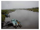 大雨で氾濫した大きな河川の写真