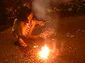 夏の夜に花火をする子供の写真、煙と光が立ち込める