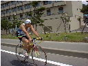 伴走してくれたロードレーサー自転車に乗った参加者の方の疾走する姿をとられた写真