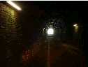かつての鉄道跡を使ったサイクリングロードのトンネルに出口に光か差し込む