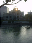 朝焼けに浮かび上がる広島の平和のシンボルとなった原爆ドームの写真