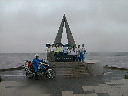日本最北端北海道は稚内市にある、宗谷岬にある日本最北端の碑の前で出発式の記念撮影をしているマラソン隊の写真