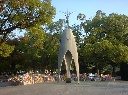 細長いデザインの広島平和祈念公園のオブジェの写真